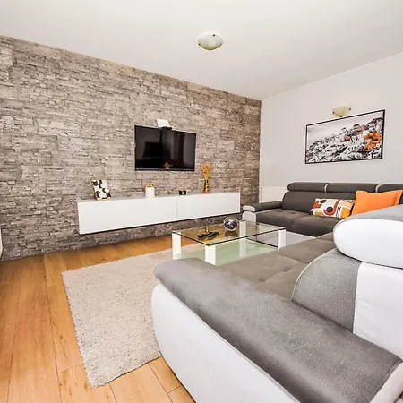 Anic By Interhome Smilcic